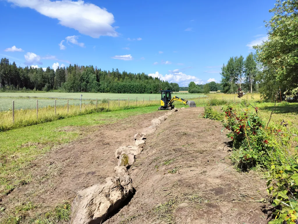 Kaivinkone ja maansiirtotyöt Hausjärvi