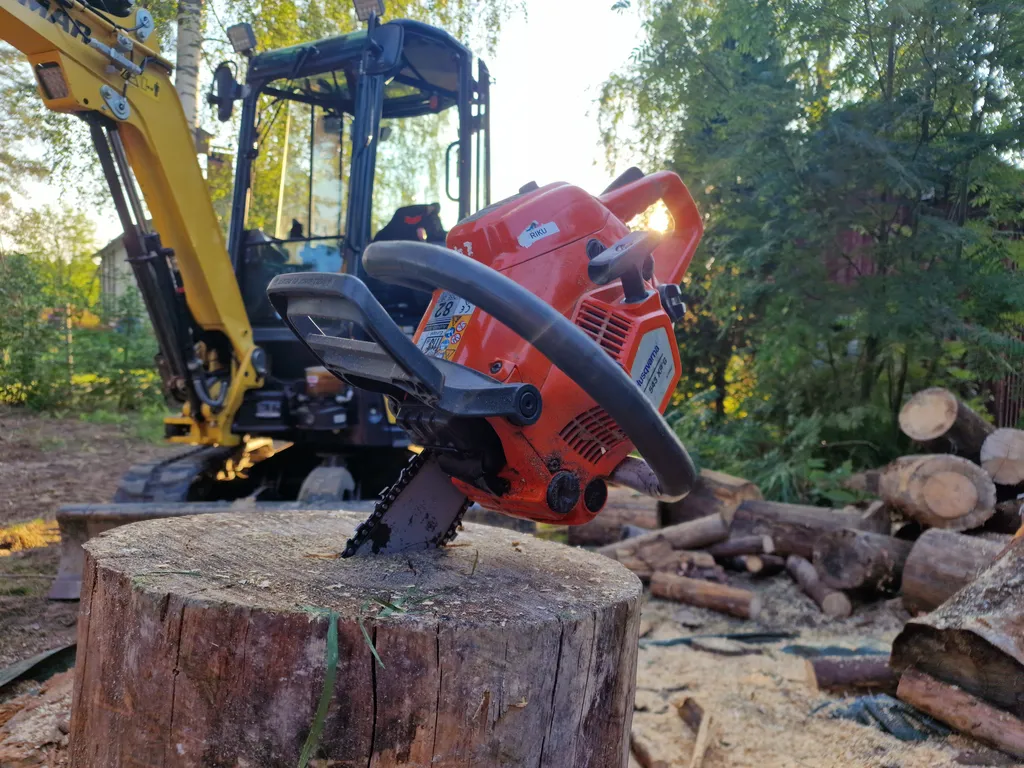 Työskentely moottorisahalla