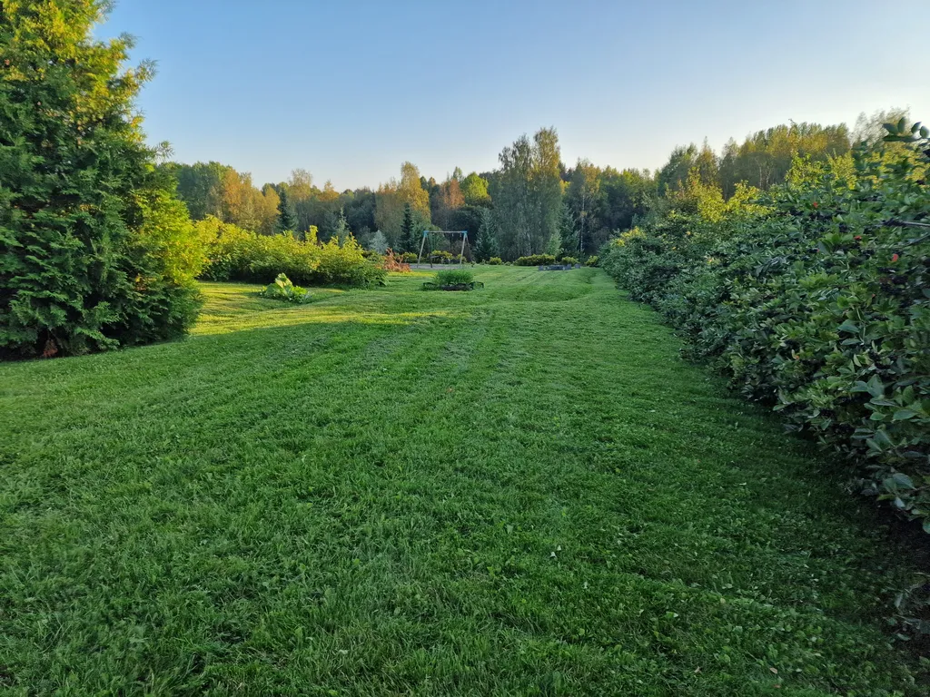 Työskentely ruohonleikkurilla