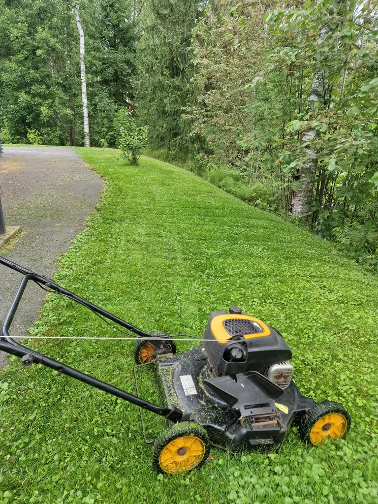 Työskentely ruohonleikkurilla