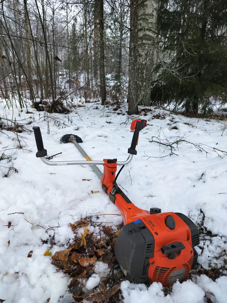 Työskentely Raivaussahalla